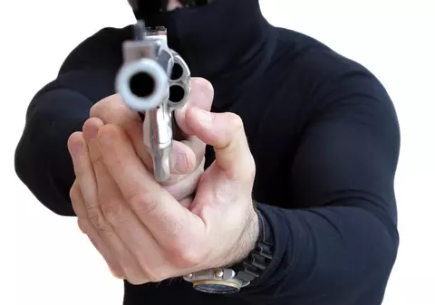 A urmărit-o până la poliţie şi a fost arestat