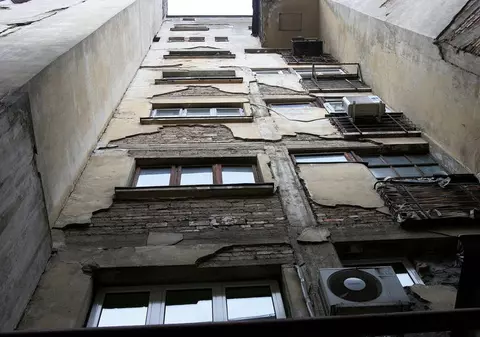 S-a prăbuşit faţada unui bloc