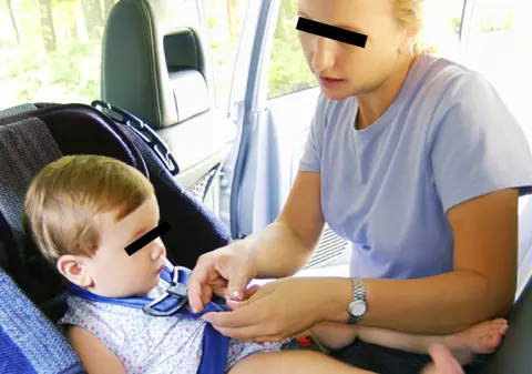 Un bebeluş a murit după ce a fost uitat în maşină
