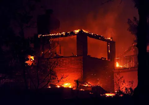 Şi-a dat foc la casă, de ciudă că a vândut-o