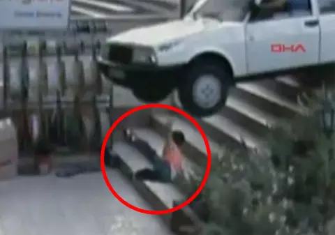 Miracol! Un băieţel lovit de maşină se ridică nevătămat / Video