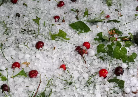 De urgenţă la spital după ce a fost lovită de grindină