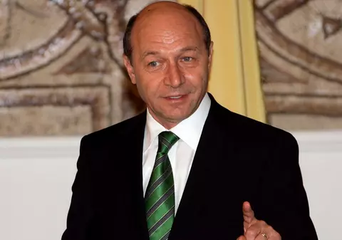 Băsescu: Aş vrea ca etnici maghiari să comande unităţi ale Armatei