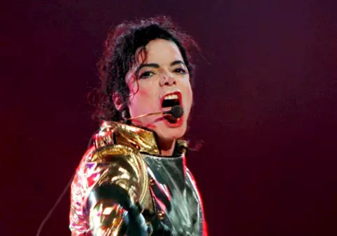 Michael a murit din cauza unei supradoze de medicamente!