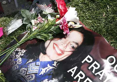 Medicul lui Michael Jackson este interogat de poliţie