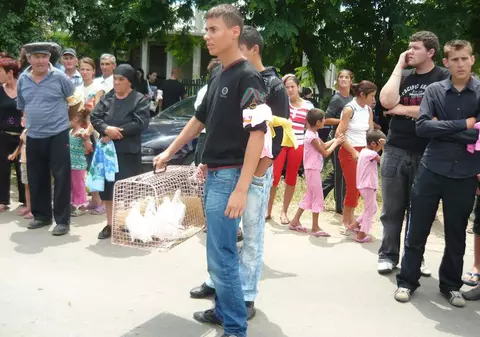 Tânăra împuşcată în cap a fost înmormântată