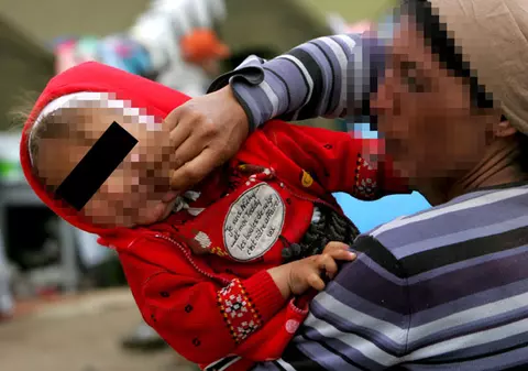A lovit un poliţist francez cu un bebeluş