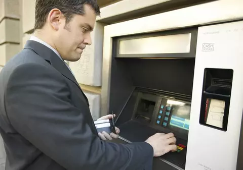 Funcţionarii vor avea lefuri duble