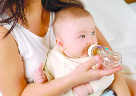 Daţi-i bebeluşului apă din primele zile