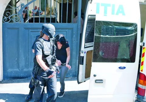 Eleva criminală rămâne în arest
