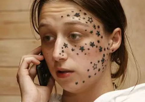 A vrut şă-şi tatueze trei steluţe pe faţă şi s-a ales cu 56