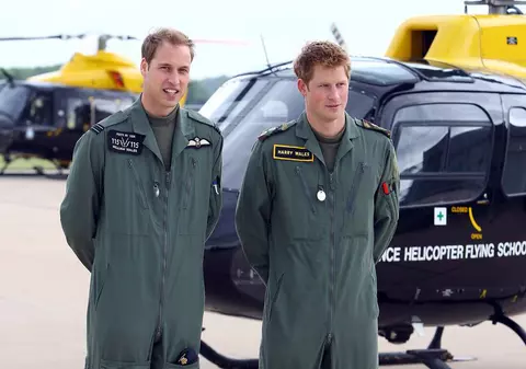 Moştenitorii coroanei britanice «se cer» pe front