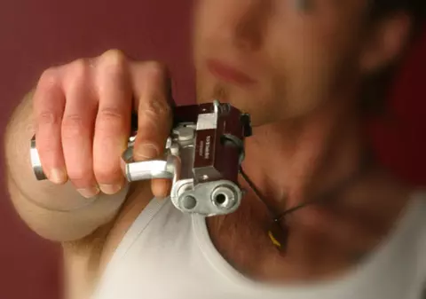 Şi-a împuşcat iubita în cap