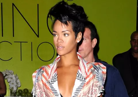 Rihanna învaţă să facă tatuaje