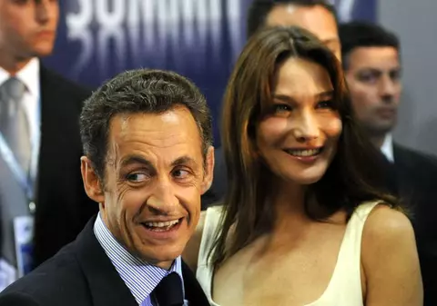Sarkozy a botezat un avion cu numele "Carla" 