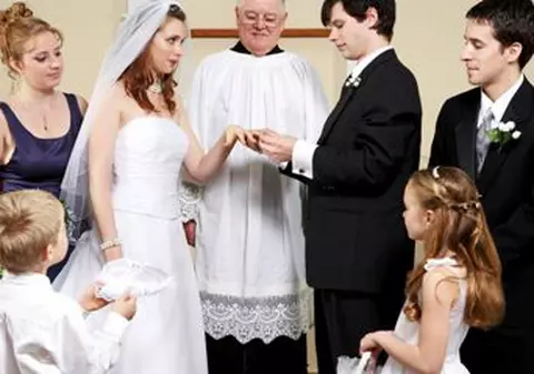 Cum trebuie să ne îmbrăcăm la o nuntă?