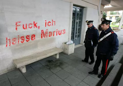 A scris "Marius" pe zidul secţiei de poliţie din Bologna