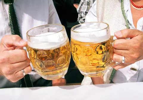 Românii consumă mai multă bere decât apă