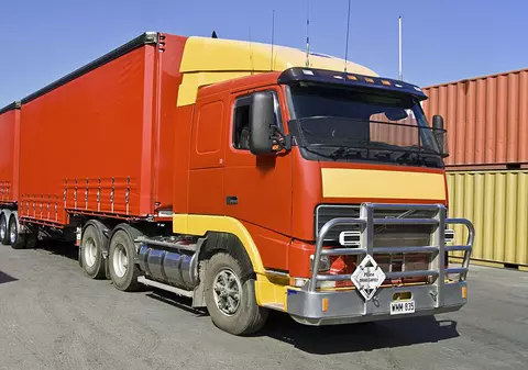 Şofer de camion amendat pentru că făcea duş la volan