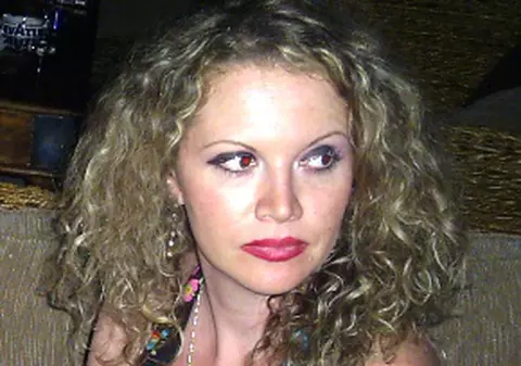 Oana se distrează la terasă când Viorel Lis e plecat la ţară