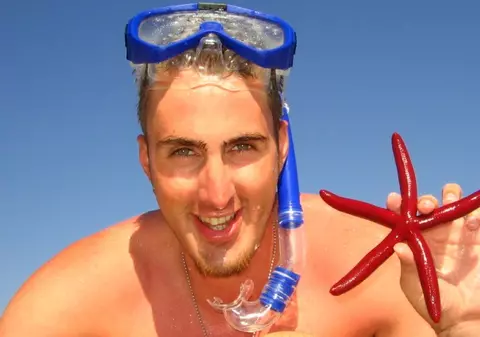 Ernest nu-şi refuză nimic în vacanţă