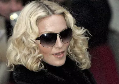 Scena instalată pentru Madonna mai face o victimă