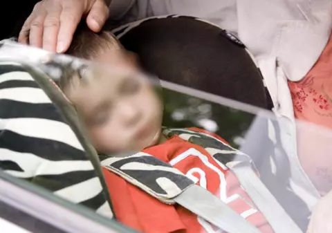Un băieţel de 3 ani a murit sufocat de căldură, în maşină
