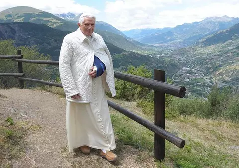 Papa, cu mâna în ghips, a oficiat slujba de sâmbătă