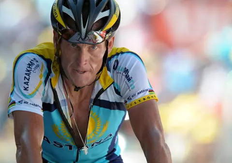 ŞOC în SPORT! Lance Armstrong rămâne fără TITLURILE câştigate în TURUL FRANŢEI şi este SUSPENDAT pe VIAŢĂ