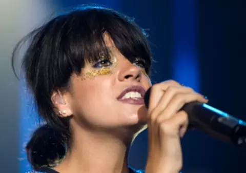 Lily Allen anulează un concert pe caz de boală