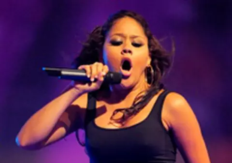 Kat deLuna în Turabo Society Club