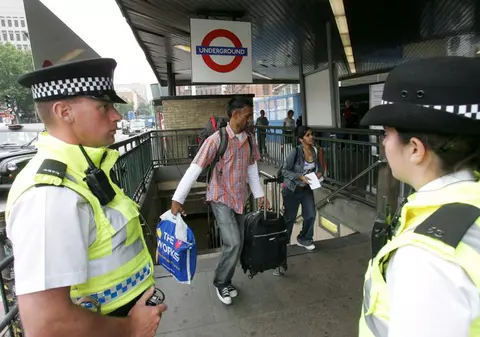 Cinci hoţi români arestaţi în metroul londonez