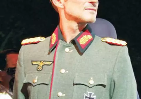 Mazăre îşi cere scuze că a defilat în uniformă nazistă