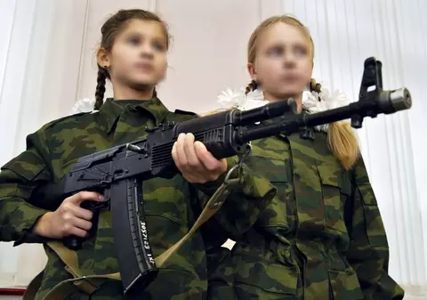 O elevă de 13 ani a fost arestată după ce i-a fost găsită o puşcă în dulap