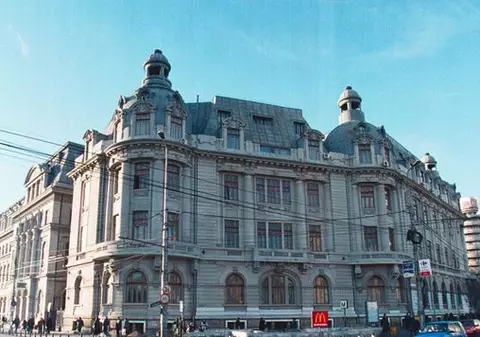 Vrei să-ți dai în gât profesorul? Sună la asociația studenților