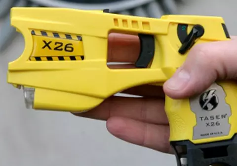 Taser lansează ”pistolul electric cu tir multiplu”