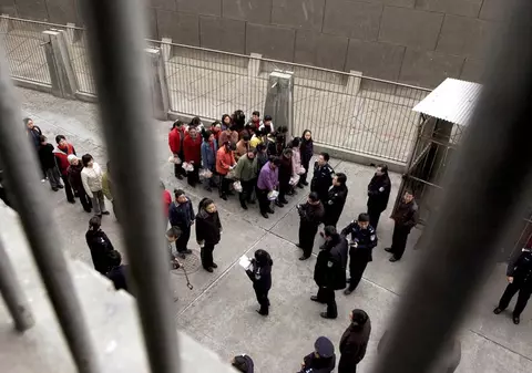 Două studente la drept riscă 5 ani de închisoare pentru că au minţit