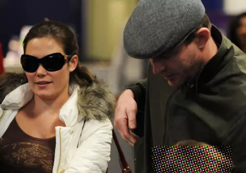 Guy Ritchie, fermecat de două brunete gemene