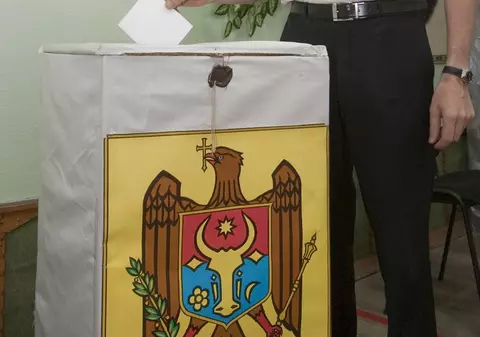 Comuniştii din R. Moldova obţin 45,2 la sută din voturi 