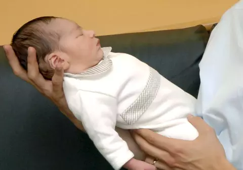 Şi-a vândut copilul pentru 900 de lei
