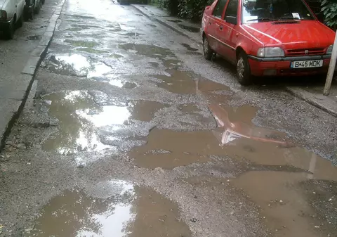 Stradă "bombardată" în Bucureştiul anului 2009