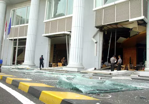 Atentate cu bombă la două hoteluri de lux din Jakarta