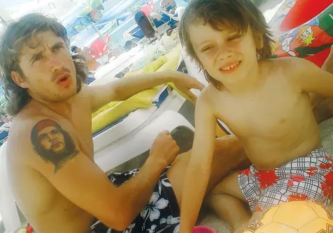 Bălace şi-a etalat tatuajele pe plajă