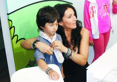 Mihaela vinde hăinuţe create de ea 