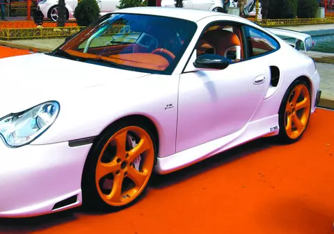 Maşini tunate şi fete frumoase în Herăstrău