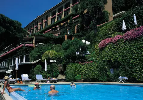 "O piscină mi-a lăsat fiica însărcinată!"