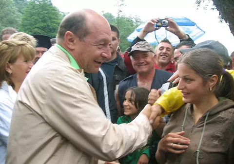 Traian Băsescu: «M-am pupat cu o doamnă de etnie rromă»