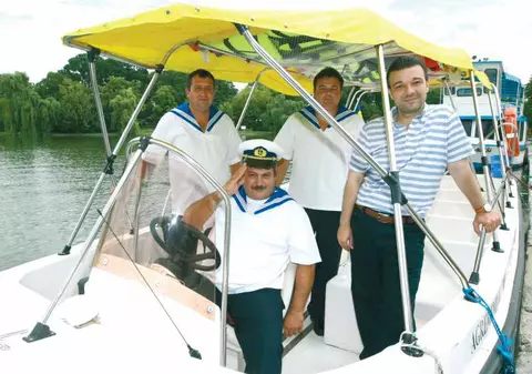 Marinarii din Herăstrău şi-au «tras» uniforme noi