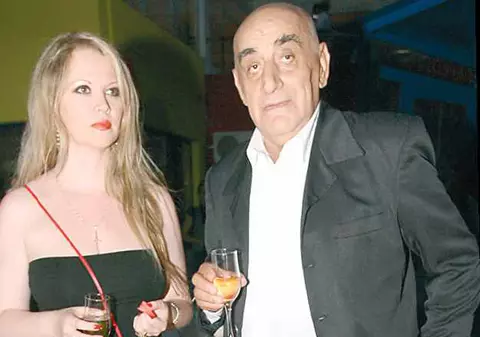 Ziua pe plajă, noaptea la petrecere