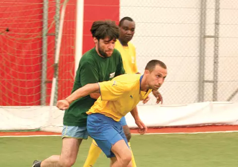 Oţil şi Enache joacă fotbal ca să uite de femei